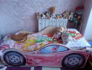 Екатеринбург: продаю детскую кровать - машина для девочки и мальчика детские кровати - машины в хорошем состоянии с встроенным матрасом и вместительным ящиком под м