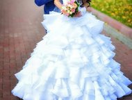 Екатеринбург: Неотразимое свадебное платье Продам симпатичное свадебное платье, цвет белый, размер 40-42.   Платье полностью сделано из ткани (не сетка), поэтому ве