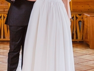 Екатеринбург: Белое свадебное платье Продается свадебное платье белого цвета. Размер: 46-48. Мой рост 174 см + каблуки 10 см. На лифе вышивка бусинами, на поясе кру