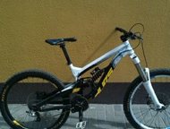 YT-industries sanf  BoBard
  RockSHok D 40mm
  26*40 
   Rock Shock
 9 ,  -  